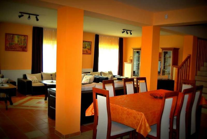 Viktor Vendeghaz Es Apartmanhaz Baktaloranthaza Exterior photo